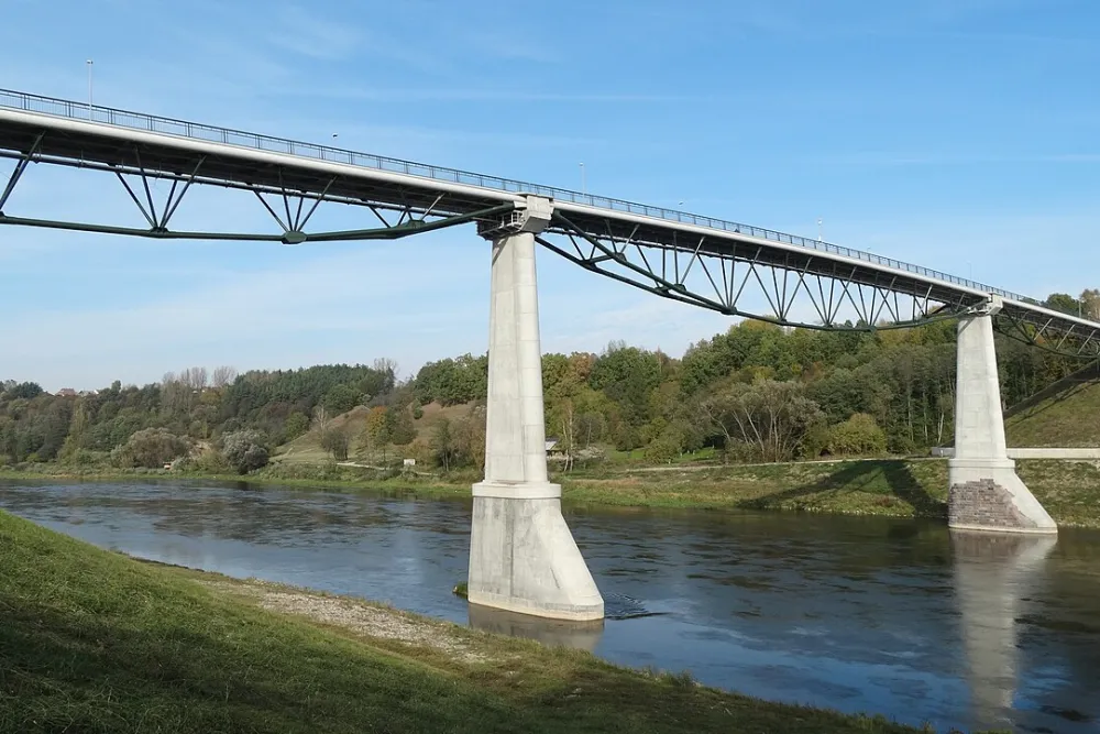 Alytaus Baltosios rožės tiltas per Nemuną