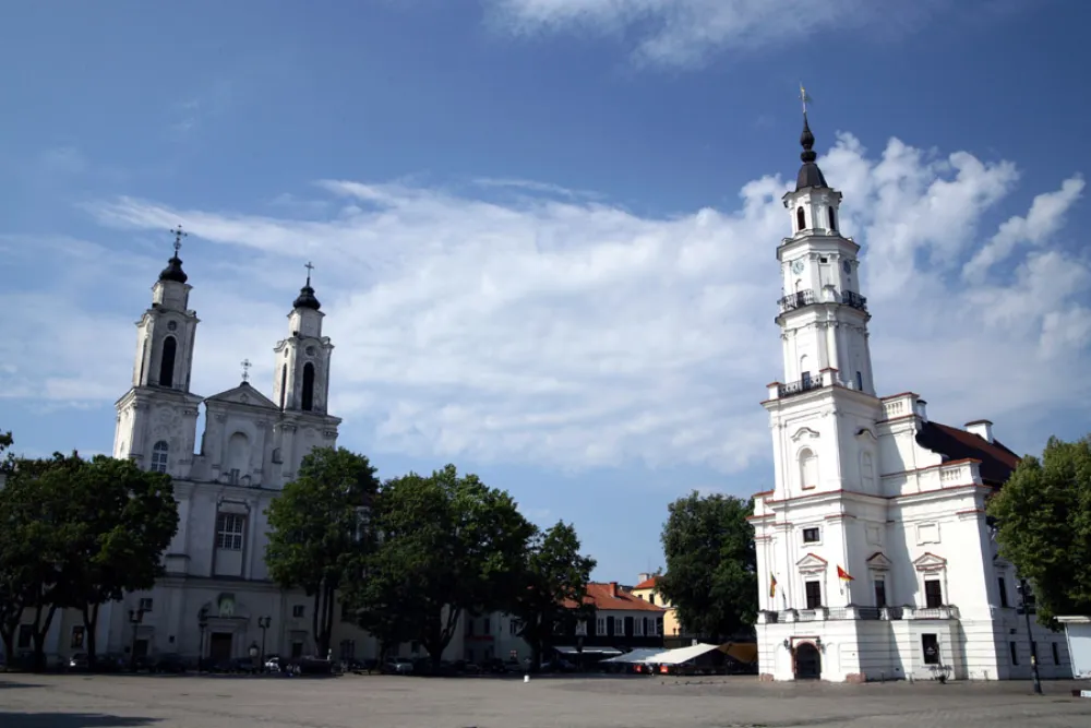 Kauno Rotušės aikštė su Rotuše ir jėzuitų bažnyčia
